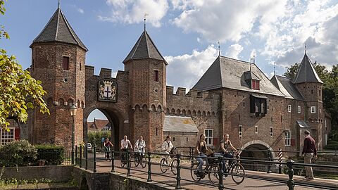 De Koppelpoort in Amersfoort waar fietsers onderdoor rijden