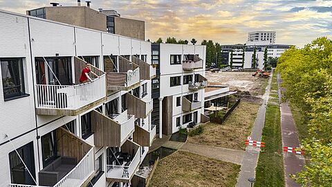 Impressie hoe het gebouw eruit komt te zien; met 4 verdiepingen voor appartementen met balkons