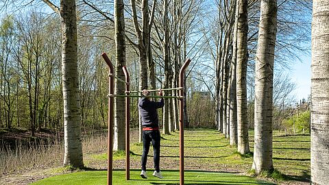 Een speeltoestel in een parkje met bomen