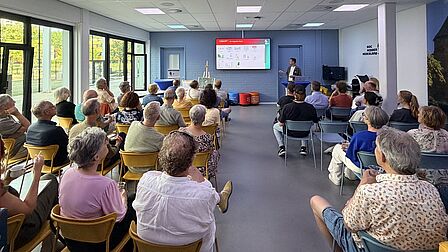 Mensen die luisteren naar een presentatie.