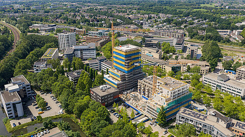 Luchtfoto van de wijk met gebouwen in aanbouw. 